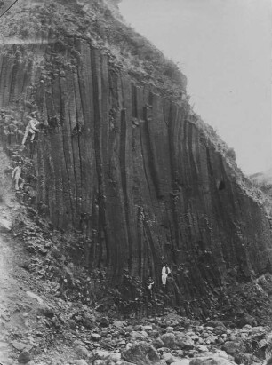 Basaltsäulen : Basaltsäulen an der Küste von Teneriffa. Davor zwei sitzende Männer