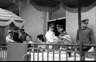 Baneasa: Luftwaffenlazarett, Balkon mit Ehrengästen, Antonescu und Frau, Killinger und Frau