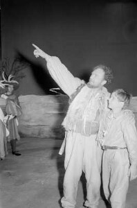 Szenenbilder aus dem Drama "Wilhelm Tell" von Friedrich Schiller am Schillertheater Berlin