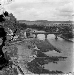 Saarburg : Saarburg. Ortsteilansicht mit der Saarbrücke und Wohnhäuser am linken Ufer unter dem Burgberg. Blick von Süden