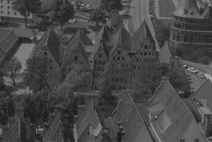 Lübeck: von der Petrikirche, alte Speicher an der Trave
