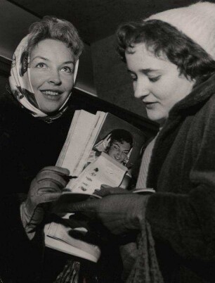 Odile Versois [Autogramme gebend]