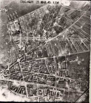 Amerikanische Luftbildaufnahmen von Kriegszerstörungen. Ausrichtung nach Norden (Bildstöreffekt). Oststadt