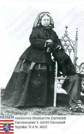 Victoria Königin v. Großbritannien und Irland geb. Herzogin v. Kent (1819-1901) / Porträt, in Trauerkleidung, neben Stuhl stehend, Ganzfigur