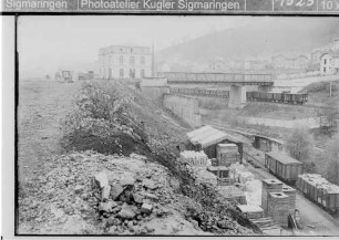 Longwy, Bahngeleise mit Brücke und Güterwaggons