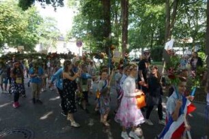 Bad Oldesloe: Kindervogelschießen: Am Bürgerpark, Blickrichtung Westen: Einzug auf den Exer: Festumzug Klaus-Groth-Schule Klasse 2a, teils mit Blumenschmuck: im Hintergrund Jugendfreizeitstätte (JuZe): 13. Juli 2023