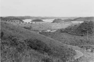 Rumpffläche mit Stausee : Landschaft mit Stausee im Hintergrund