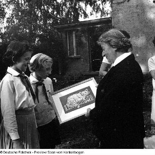 Porträt Auguste Lazar (Gratulation zu ihrem 70. Geburtstag an ihrem Wohnort, Collenbuschstraße 9)