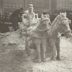 Schneeplastik "Wiener Fiaker" : Dresden, Altmarkt. Schneeplastik "Wiener Fiaker", Ansicht von schräg vorn, der Künstler bei der Arbeit, Februar 1940