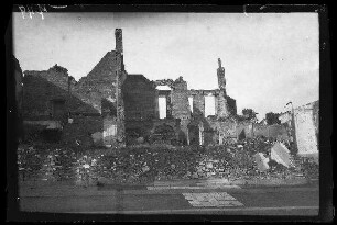 Le Nouvion (=Le Nouvion-en-Thiérache (?), Dep. Somme, Frankreich): Gebäuderuine am Straßenrand