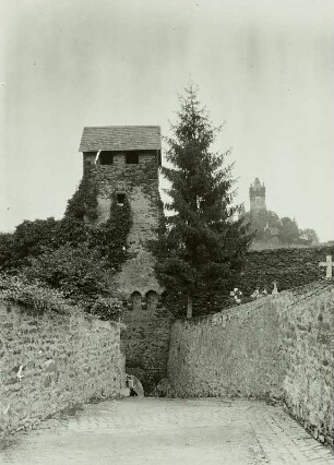 Cochem (Mosel), Stadtmauer mit Torturm. Blick nach Süden zur Reichsburg