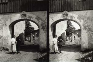 Großschirma, Paar vor dem Tor des Rittergutes mit kursächsischem Wappen