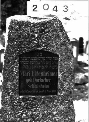 Grabstein 2043 (Index: 100096914) Maße HxBxT: 160x62x30 cm: Grabstein 2043 (Detailaufnahme)