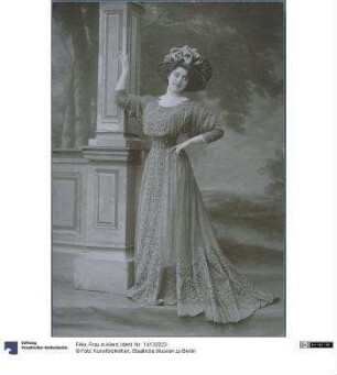 Frau in Kleid