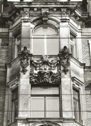 Dresden-Neustadt, Königsbrücker Straße 56. Wohnhaus mit Läden (1893). Mittelrisalit (2. und 3. Obergeschoß)