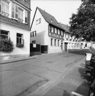 Oestrich-Winkel, Friedensplatz 11