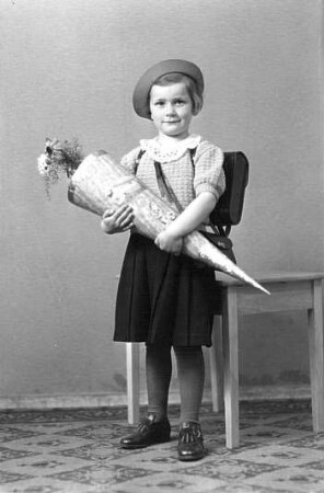Roßwein. Schulanfängerin der Familie Schmidt, Ostern 1937