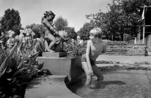 Erfrischung am Majolika-Brunnen im Freibad Rüppurr