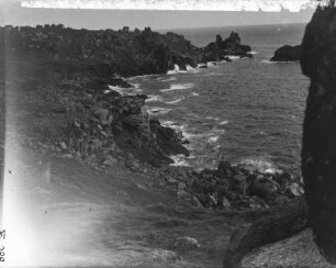Küstenlinie : Blick auf einen verwitterten Küstenabschnitt mit kleinen Höhlen und Riffen auf den Scilly Inseln.