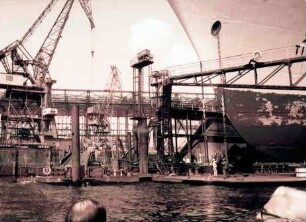 Hamburg: Werft am Bug eines Schiffes