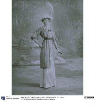 Frau in Oberteil und Rock von Redfern