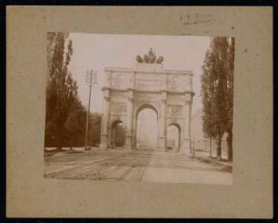 Siegestor, München: Blick auf den Triumphbogen und die Ludwigstraße
