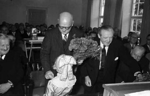 Breisach: Regierungsbesuch zum Wiederaufbaufest in Breisach; Maidli überreicht Blumen an Gebhard Müller