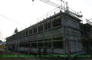 Richtfest und Rohbau des Erweiterungsgebäudes für das Institut für Nanotechnologie (INT), von Nordosten