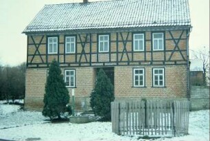 denkmalgeschütztes Haus am Ortseingang von der B 7 her