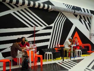 Venedig - Besucher im Cafè der Biennale : Besucher in einem Pop Art Cafè in der Biennale von Venedig. Aufgenommen am 6. August 2011