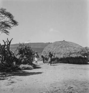Frauen der Zulu : Zwei Frauen der Zulu betreten einen Kral