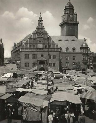 Plauen. Wochenmarkt vor dem Rathaus