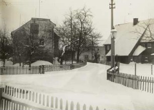 Seifhennersdorf (obersorbisch Wodowe Hendrichecy). Am Mittelwehr, Gehöfte, Nr. 6 (links)