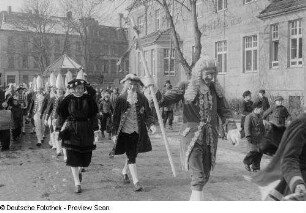 Narren einer Karnevalsfeier in Markkleeberg bei einem Umzug durch die Stadt