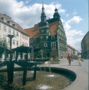 Hildburghausen. Brunnen und Rathaus