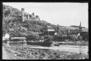 Blick auf Burg, Schiffsanlegestelle, Frachtschiff im Vordergrund