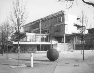 Dresden-Altstadt, Pillnitzer Straße 39. St. Benno-Gymnasium (1994-1996, G. Behnisch)