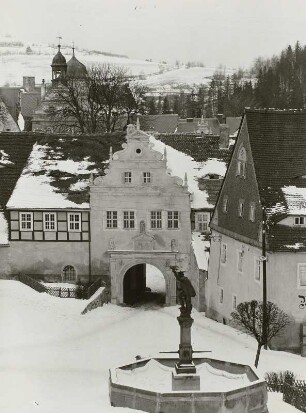 Lauenstein, Blick über den Marktplatz mit dem Falknerbrunnen zum Torhaus des Schlosses