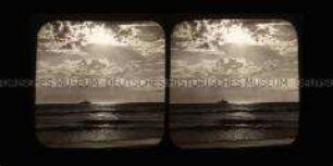Blick vom Strand aufs Meer mit Schiffen