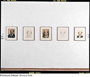 Raumaufnahme mit Selbstporträts im großen Saal : Raumaufnahme mit Selbstporträts im großen Saal in der Ausstellung: Arnold Schönberg - Das bildnerische Werk. 30.09.2001-18.11.2001