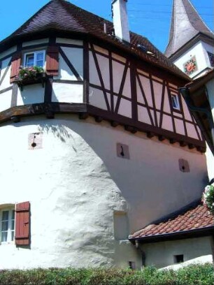 Amtsturm von Südosten - Hufeisenförmiger Wehrturm mit Schlüsselloch-Schießscharten - Obergeschoß in Fachwerk zur Wohung umgebaut
