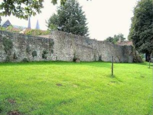 Stadtbefestigung-Ansicht im Ostnordosten-Stadtmauer über Feldseite (Wehrgang im 18 Jh abgetragen-Stadtgraben verfüllt) im Verlauf nach Westen in Übersicht