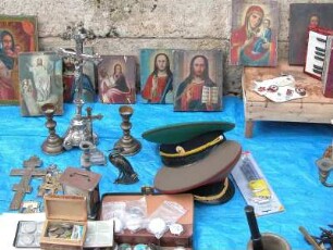 Palermo, Flohmarkt im Hafenviertel, sowjetische Militärmützen und Ikonen im Angebot