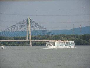Tull - Donaubrücke : Eine moderne Straßenbrücke führt bei Tulln über die Donau, aufgenommen am 12. Juni 2011