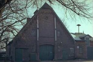 Willinghusen: Hufnerhaus: Giebelseite Wirtschaftstrakt: mit Scheunentor: rechts Stallanbau, darauf Alarmsirene