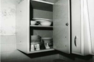 Geöffneter Küchenschrank mit Essgeschirr