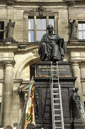Denkmal für König Friedrich August I., den Gerechten : Dresden-Altstadt, Schloßplatz. Errichtung und feierliche Einweihung des Denkmals für König Friedrich August I., den Gerechten (1827-1843; E. Rietschel, Kunstgießerei Lauchhammer)