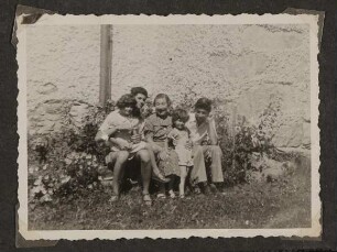 Gerty von Hofmannsthal mit Enkeln (?) vor Schloss Prielau