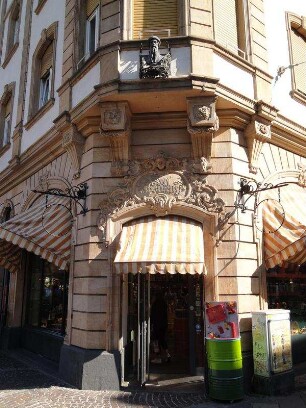Kopfapotheke, entworfen 1906 von Fritz Geldmacher (Mietshaus); Frankfurt, Braubachstraße 36, Neue Kräme 2