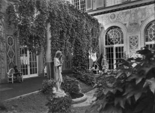 Deutschland. Bad Kissingen. Kurgarten. Blick in den Schmuckhof des Arkadenbaus
